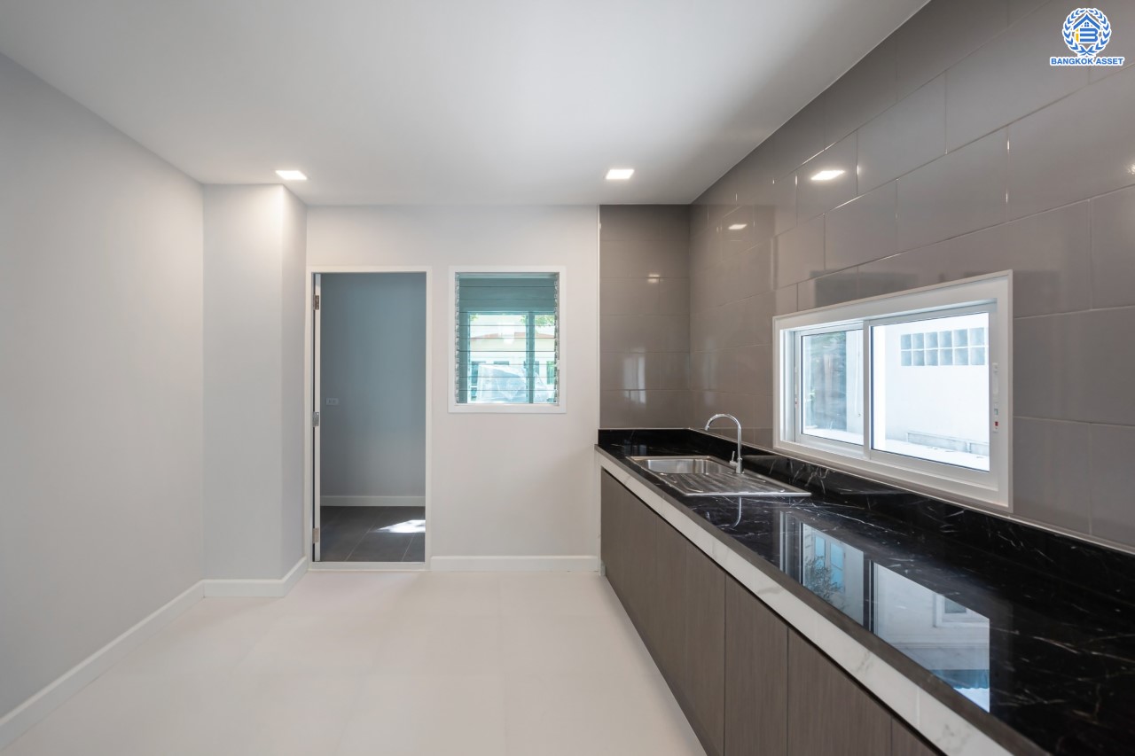 บ้านมือสองตกแต่งใหม่ ม.ราชพฤกษ์ บางบอน4 หลังมุม ตกแต่งหรูหรา เนื้อที่ 102 ตร.ว. ฟังก์ชัน 3 ห้องนอน 3 ห้องน้ำ จอดรถได้ 4 คัน พื้นที่สนามหญ้ากว้างกว่า 106 ตร.ม. บนทำเลศักยภาพ เชื่อมต่อหลายเส้นทาง ใกล้เดอะมอลล์บางแค จุดขึ้นทางด่วน "เพชรเกษม" และรถไฟฟ้าสายสีน้ำเงิน "สถานีหลักสอง"